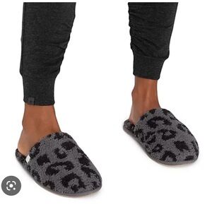 Barefoot Dreams CozyChic Gray Black Leopard Print Slip On Slippers Size 9/10